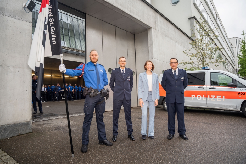 v.l.: F&auml;hnrich der Stadtpolizei St.Gallen; neuer Kommandant Fabian K&uuml;hner; Direktorin Soziales und Sicherheit, Sonja L&uuml;thi; abtretender Kommandant Ralph Hurni